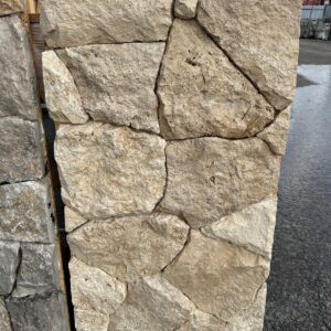 אבן טבעית לחיפוי – אבן גיר טבעית בסיתות פראי Rustic Finish